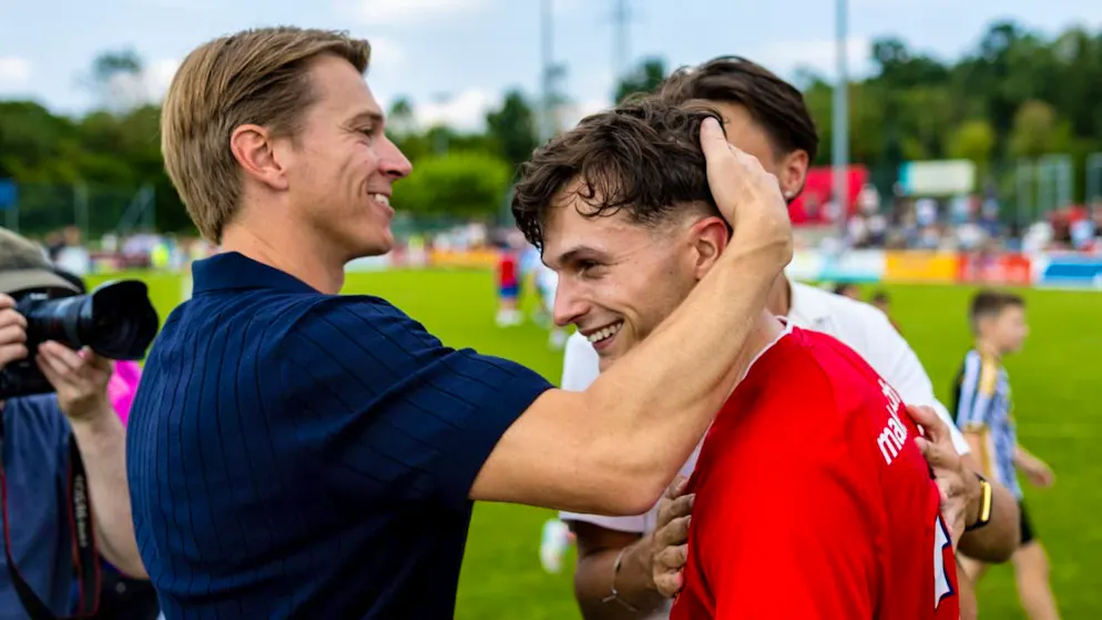 Chams Siegtorschütze Joël Ris wird von Trainer Pascal Nussbaumer beglückwünscht