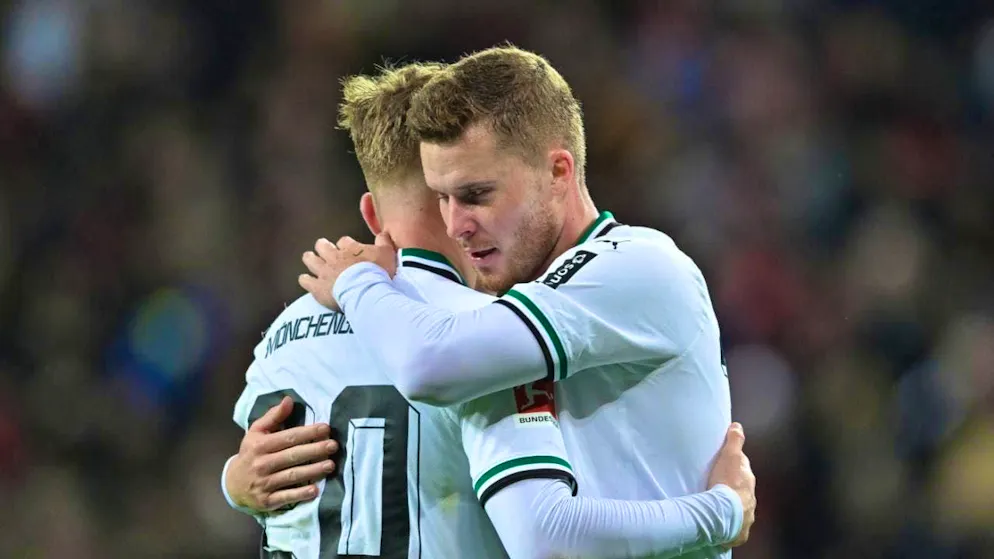 Nico Elvedi (right) scored Mönchengladbach's third goal