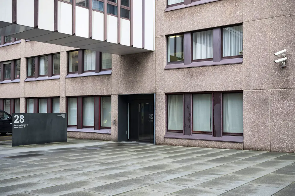 Am Donnerstag steht eine Frau wegen versuchter einfacher Körperverletzung und eventualiter versuchter Mord vor dem Bezitksgericht Zürich.