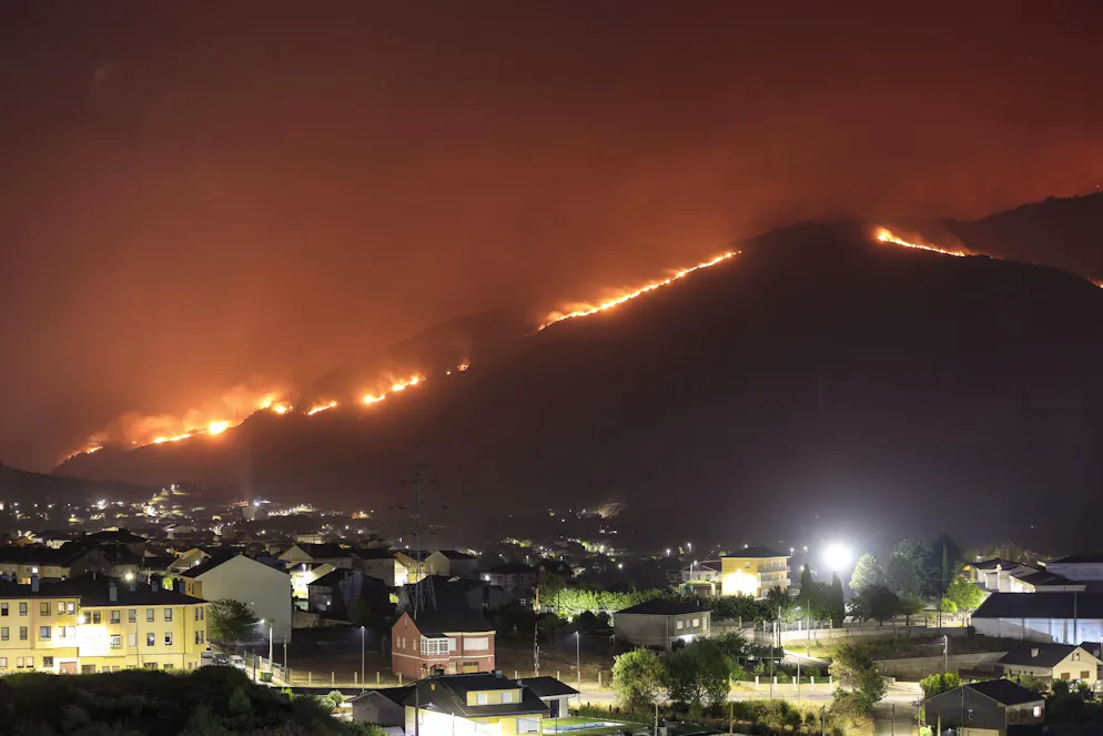 Un rogo boschivo divampa a Vilamartin de Valdeorras, in Galizia, Spagna, il 18 agosto 2025. Diversi incendi continuano a colpire diverse province della Spagna, dopo aver bruciato migliaia di ettari in tutto il Paese.