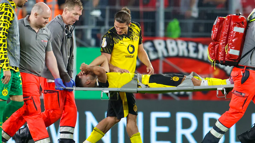 Yan Couto muss mit der Trage vom Platz gebracht werden.