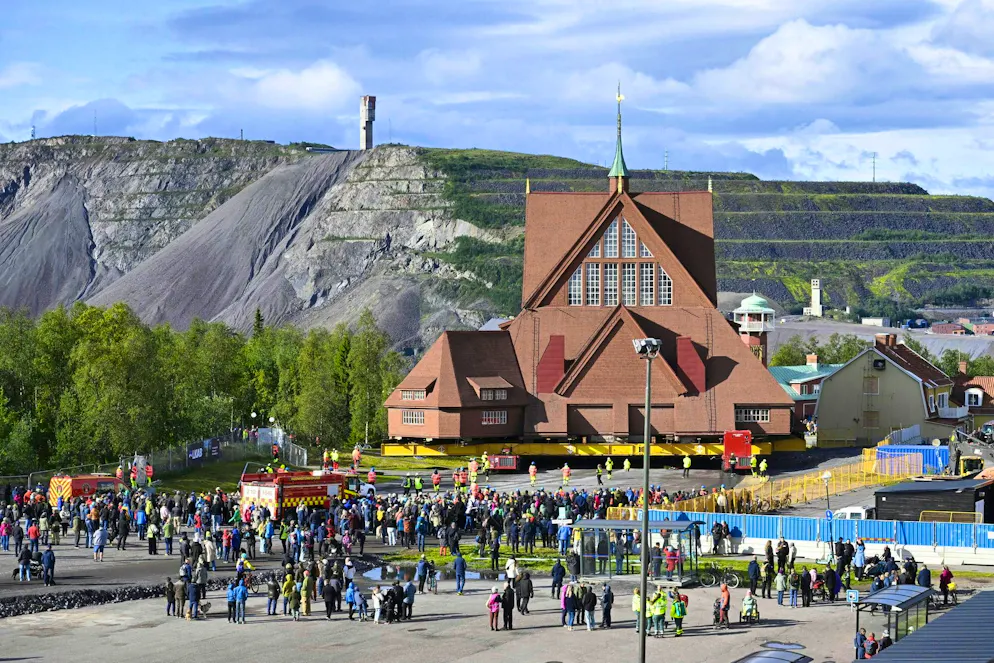 Church rolls through the city - relocation due to landslide risk - Gallery. The Kiruna church will be moved at a speed of half a kilometer per hour on a specially constructed cart with 224 wheels.