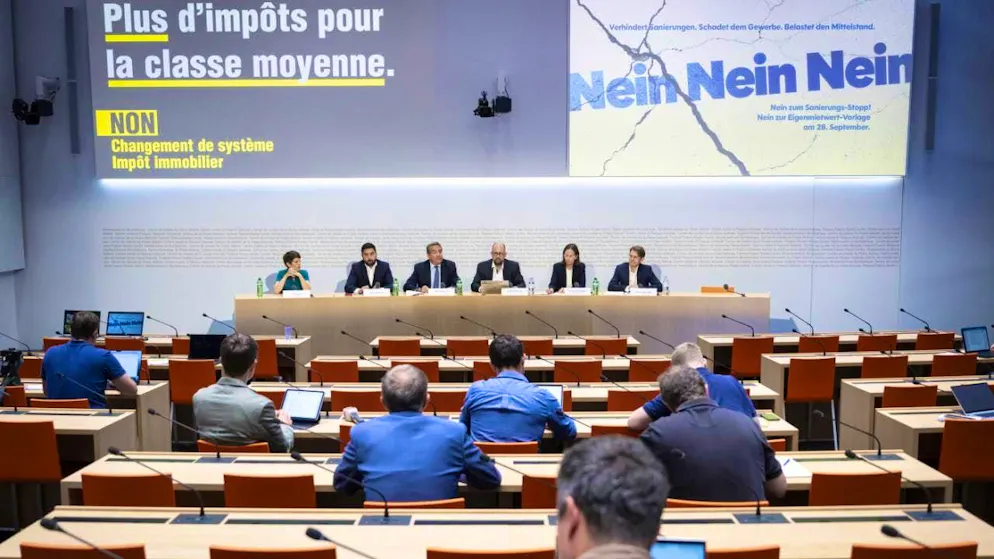 Representatives of a trade alliance and of the SP and the Greens explain to the media in Bern why they want to retain the taxation of imputed rental value. They warn of fewer orders for the construction industry and tax increases.