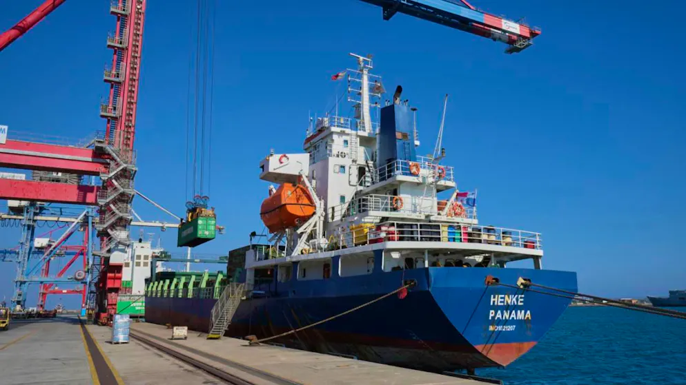 Container mit humanitärer Hilfe für die Menschen im Gazastreifen werden im zypriotischen Haupthafen Limassol an Bord eines Schiffes verladen. Foto: Petros Karadjias/AP/dpa