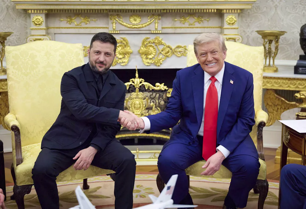 Una foto distribuita dal Servizio Stampa Presidenziale mostra il presidente degli Stati Uniti Donald J. Trump (a destra) incontrare il presidente dell'Ucraina Volodymyr Zelensky (a sinistra) nello Studio Ovale della Casa Bianca a Washington, DC, USA, il 18 agosto 2025. 