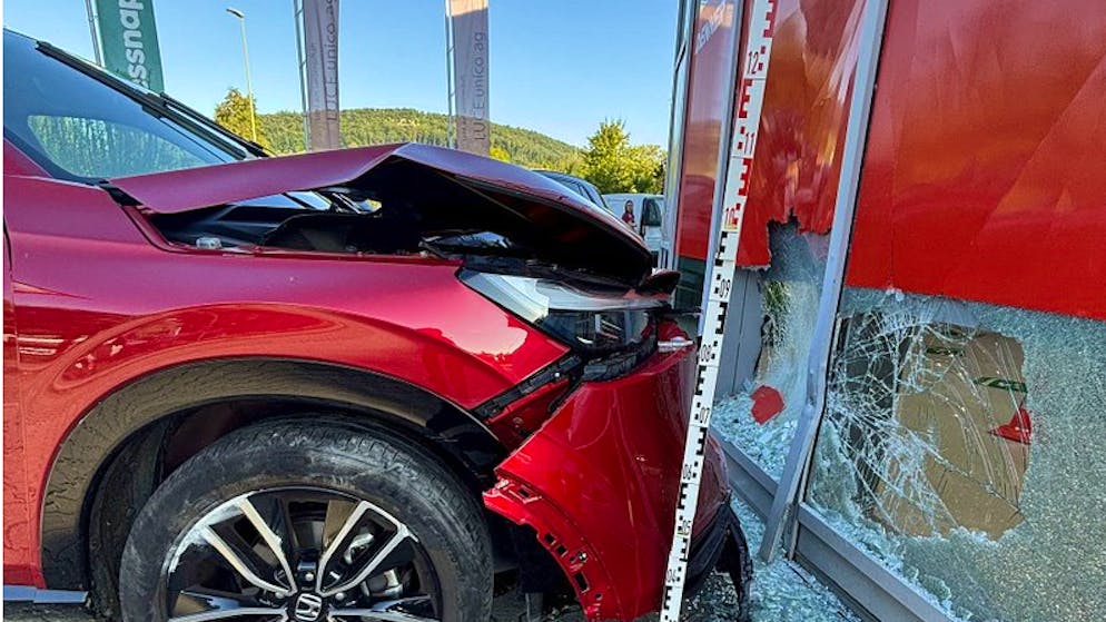 Unfall in Sissach BL. Senior fährt über anderes Auto und kracht in Schaufenster