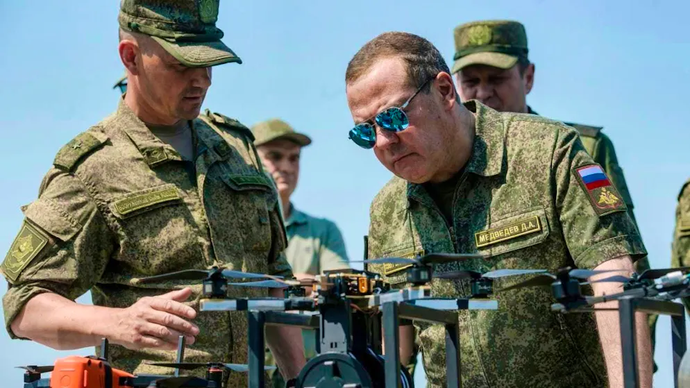 ARCHIVE - Dmitry Medvedev (right) during a visit to the troops. Photo: Uncredited/Sputnik Pool via AP/dpa/Archive image