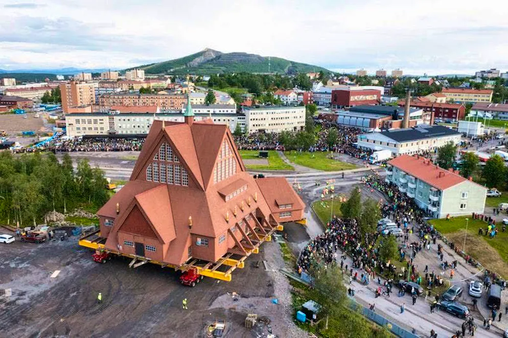Church rolls through the city - relocation due to landslide risk - Gallery. A supporting program accompanies the relocation of the church.