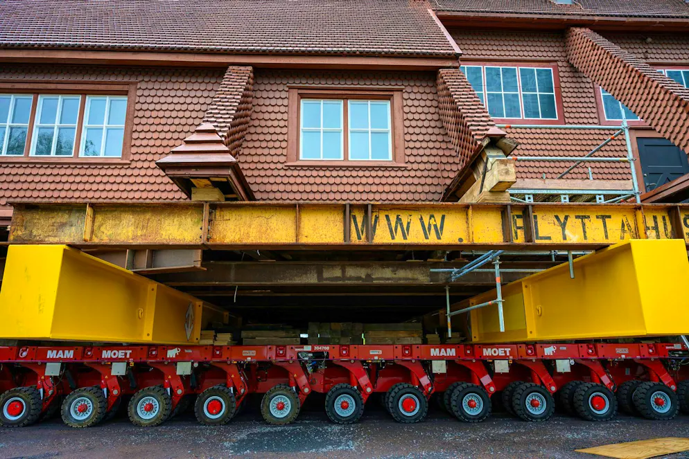Church rolls through the city - relocation due to landslide risk - Gallery. The building weighs 672 tons.