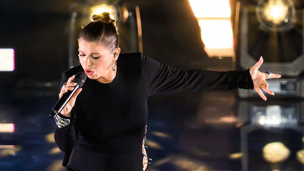 Durante il tour. Alessandra Amoroso risponde alle critiche: «Il mio pancione ti dà fastidio?»