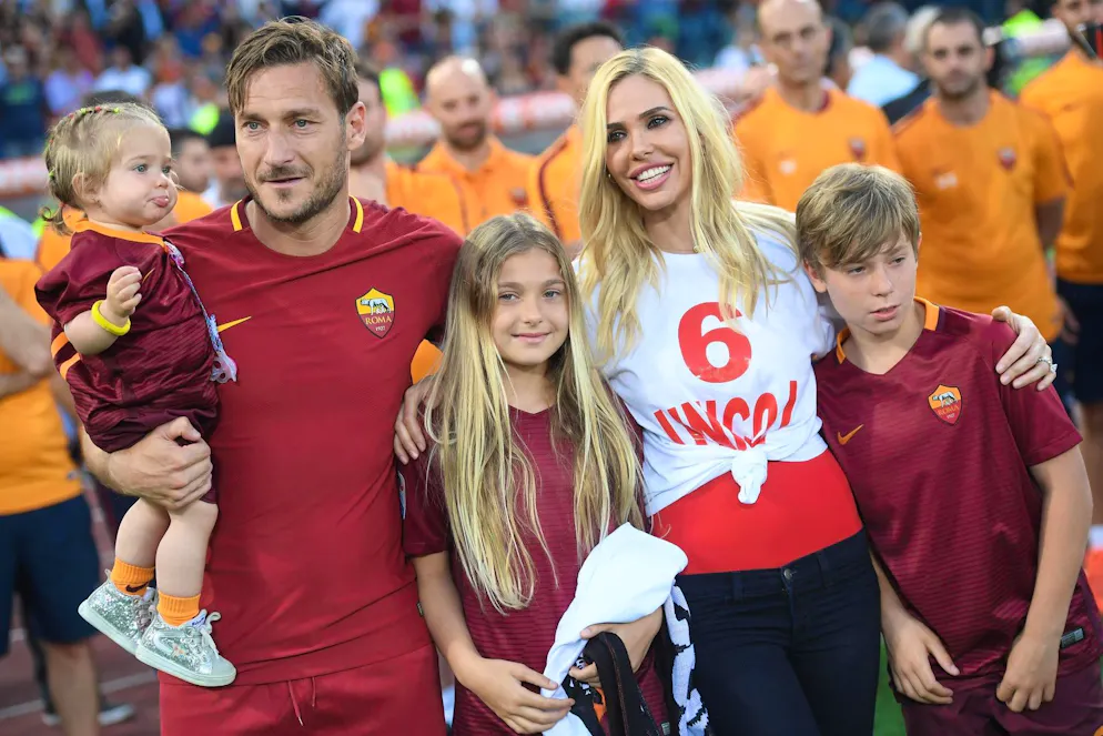 Qui tutta la famiglia Totti, quando era ancora unita, in una foto d'archivio del 2017.