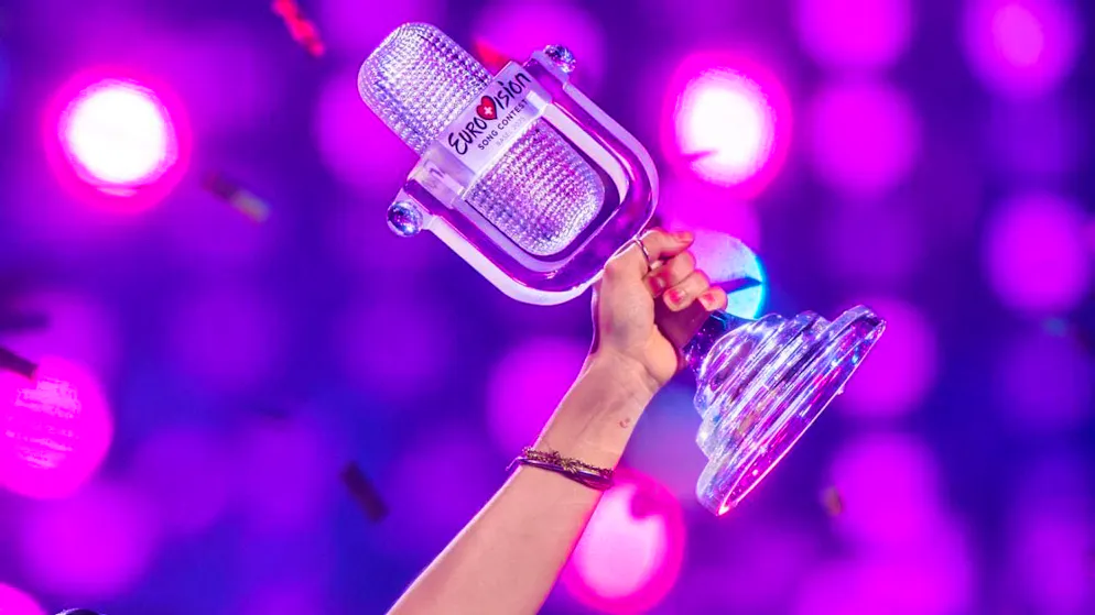 JJ from Austria, winner of the Eurovision Song Contest, holds the trophy on stage during the grand final of the 69th Eurovision Song Contest (ESC 2025) in St. Jakobshalle and cheers. Photo: Jens Büttner/dpa/Archivbild