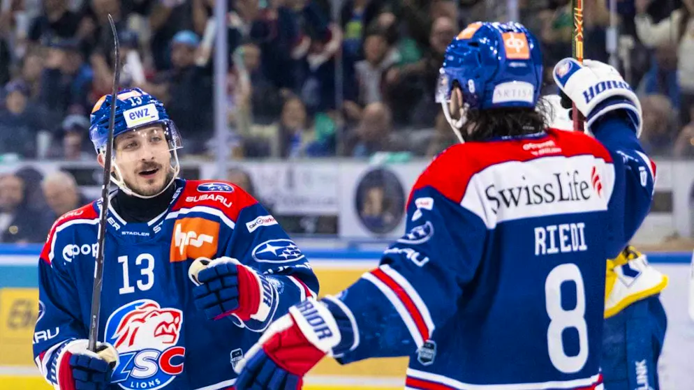 Justin Sigrist (left) celebrates a goal with his ZSC teammate Willy Riedi