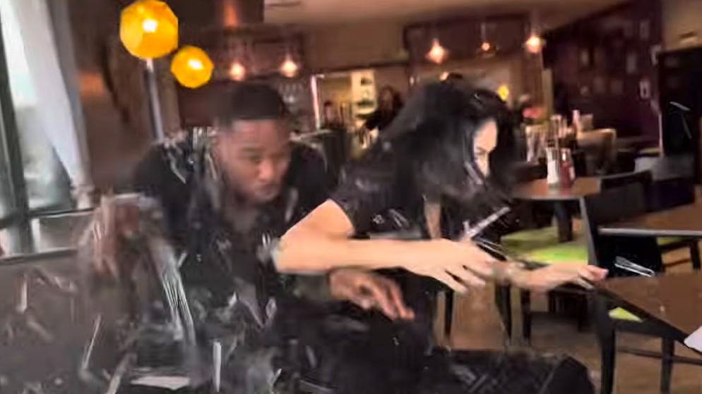 Mentre provavano dei cibi. Influencer vengono colpiti da un SUV durante una diretta, il video diventa virale