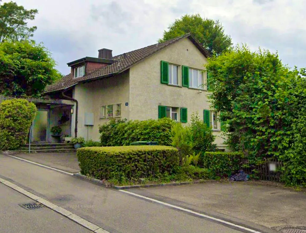 The land on which the house stands is particularly inexpensive.