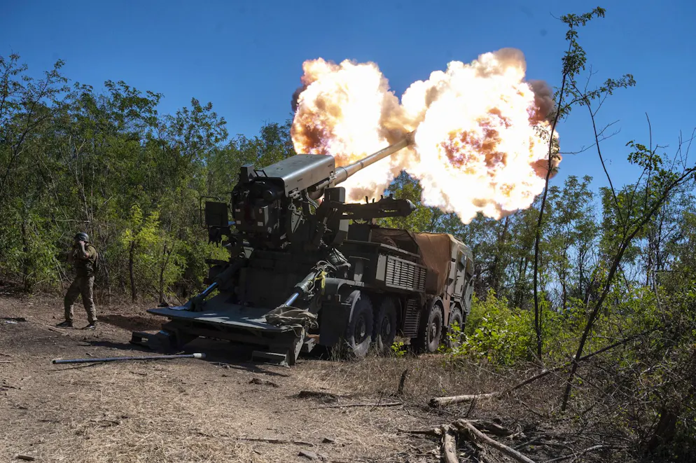I militari ucraini della 44ª brigata di artiglieria sparano con un obice semovente Bohdana 2s22 verso le posizioni russe in prima linea nella regione di Zaporizhia.