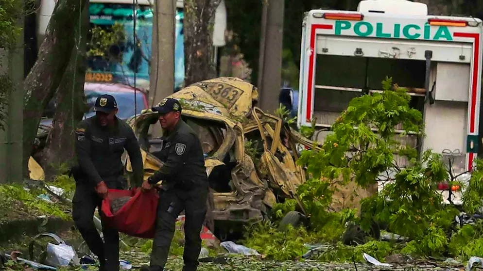 dpatopbilder - Police clear the rubble of a bomb explosion. Photo: Santiago Saldarriaga/AP/dpa