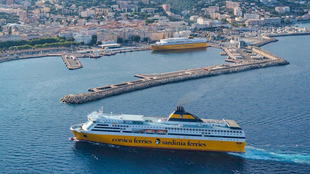 Sie haben es geschafft: Die «Pascal Lota» fährt in Bastia ein. Vielleicht hatten die Passagiere aber eine andere Destination gebucht. Annulationen gehören bei Corsica Ferries dazu. 