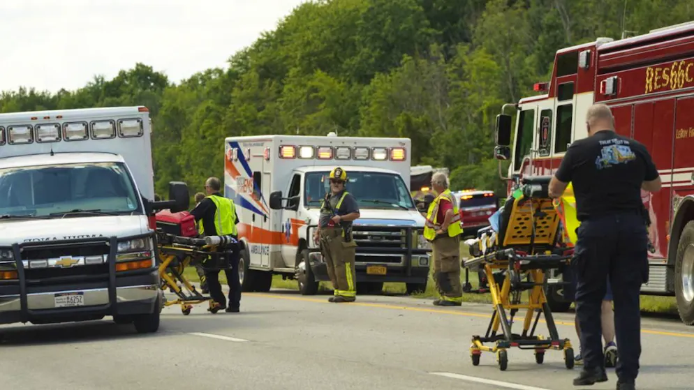 Il luogo dell'incidente nel quale un autobus turistico e un camion si sono scontrati nei pressi di Pembroke, nello stato di New York.