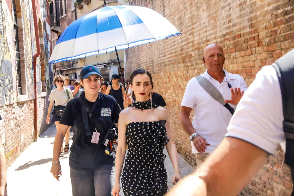 L'attrice Lily Collins, che interpreta la protagonista dell'omonima serie Netflix «Emily in Paris», durante le riprese dell'ultima stagione a Venezia (foto d'archivio).