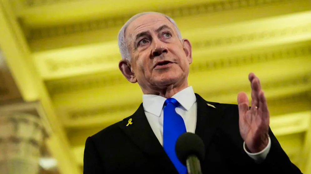 ARCHIV - Benjamin Netanjahu (M), Ministerpräsident von Israel, spricht zu Reportern im US-Kapitol nach einem Treffen mit dem Sprecher des Repräsentantenhauses Johnson. ) Foto: Julia Demaree Nikhinson/AP/dpa