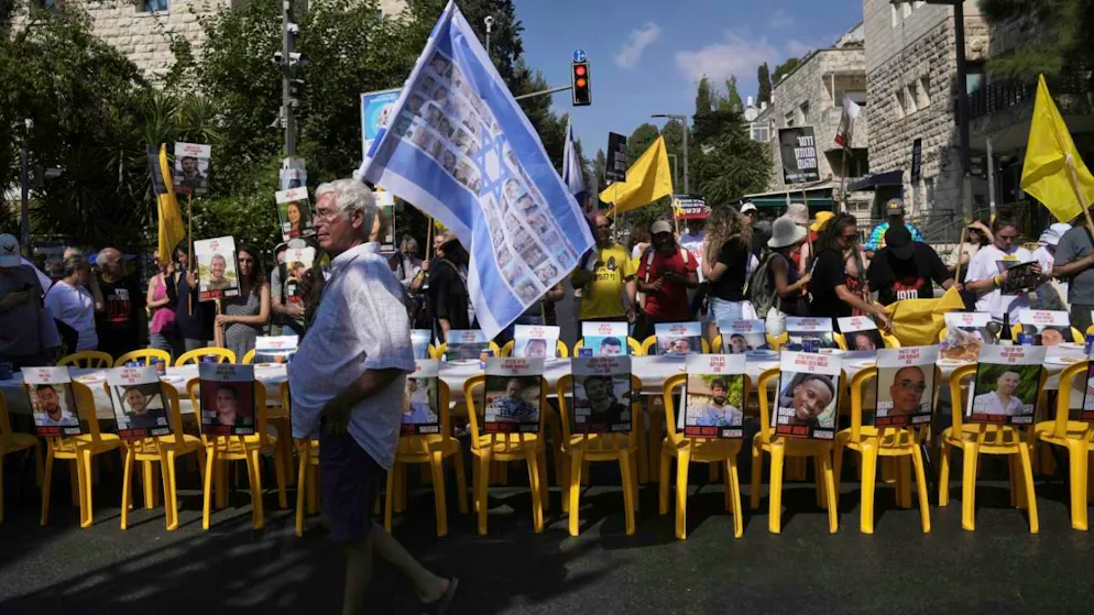 dpatopbilder - Angehörige und Unterstützer von Geiseln, die von der Hamas festgehalten werden, nehmen an einer Demonstration teil, bei der die sofortige Freilassung der Geiseln und das Ende des Krieges im Gazastreifen gefordert wird. Foto: Mahmoud Illean/AP/dpa