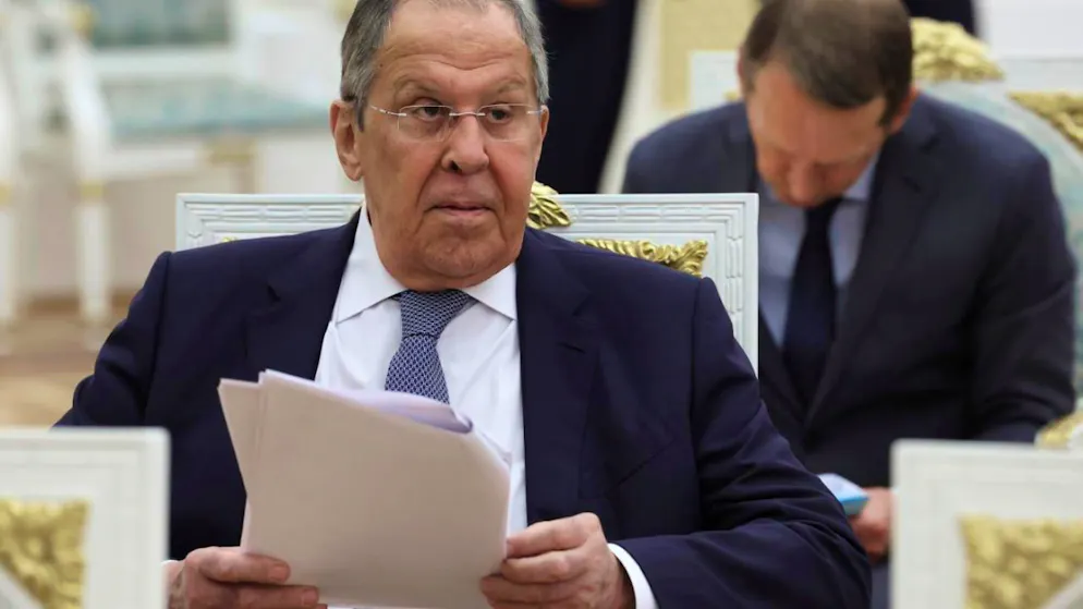 Der russische Aussenminister Sergej Lawrow wartet auf ein Arbeitstreffen mit dem russischen Präsidenten Putin. 