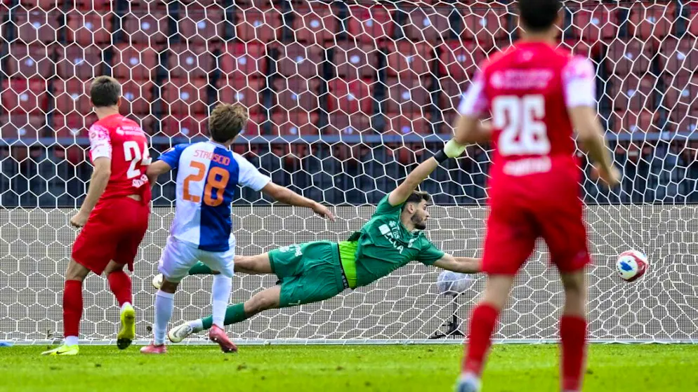 Winterthur's Silvan Sidler scores the equalizer and brings the tension back into the game