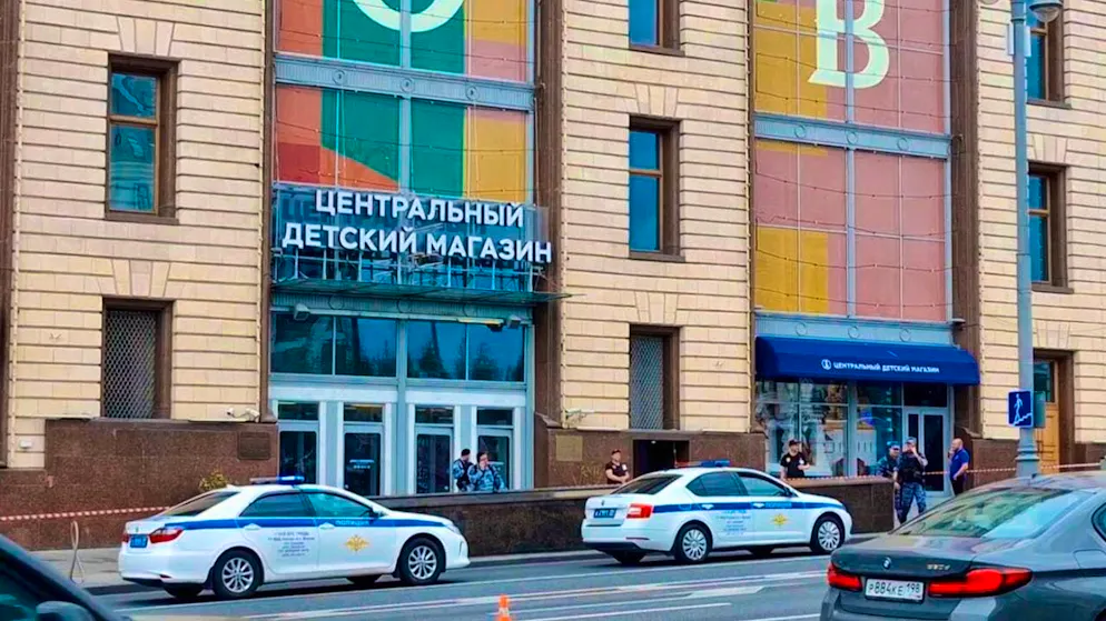 Police officers guard the entrance to the Detsky Mir children's department store after the explosion of a gas balloon on Lubyanka Square near the headquarters of the Federal Security Service (FSB). Photo: Uncredited/Moscow News Agency via AP/dpa
