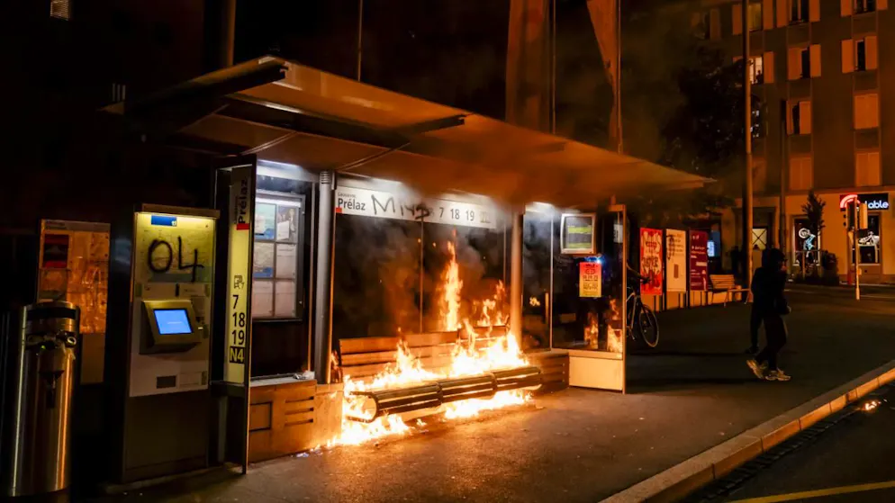 Erneut kommt es in Lausanne zu Ausschreitungen - Gallery. Eine Bushaltestelle im Quartier Prélaz steht in Flammen.