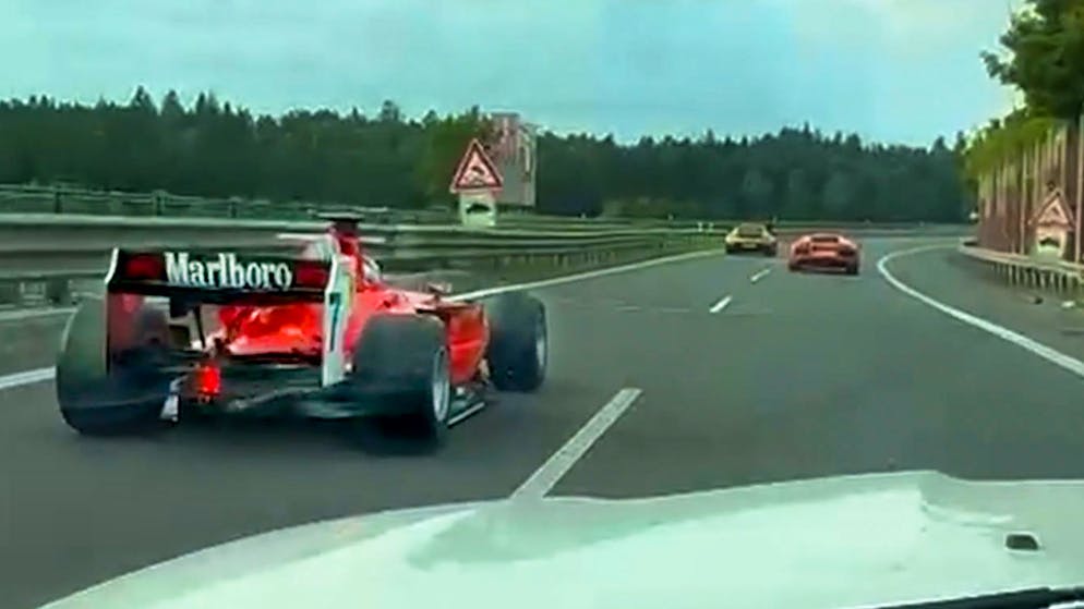 Illegale Spritztour. Formel-2-Bolide rast mitten im Verkehr über die Autobahn