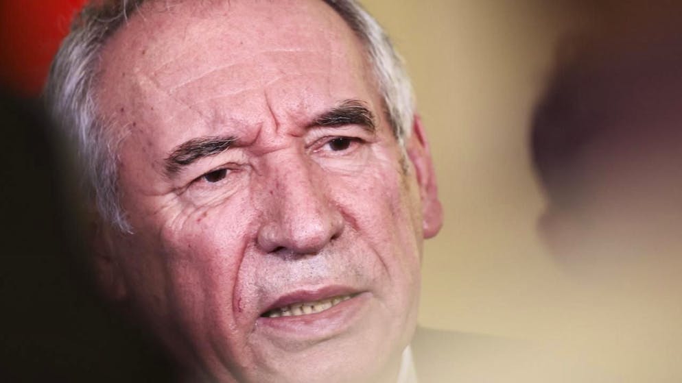 L'ex-Premier ministre François Bayrou, maire de Pau, a été hospitalisé lundi en raison d'une «grippe très sévère» qui nécessite un suivi médical, a annoncé la mairie, selon qui son état de santé «s'améliore» néanmoins. (Photo d'archives)