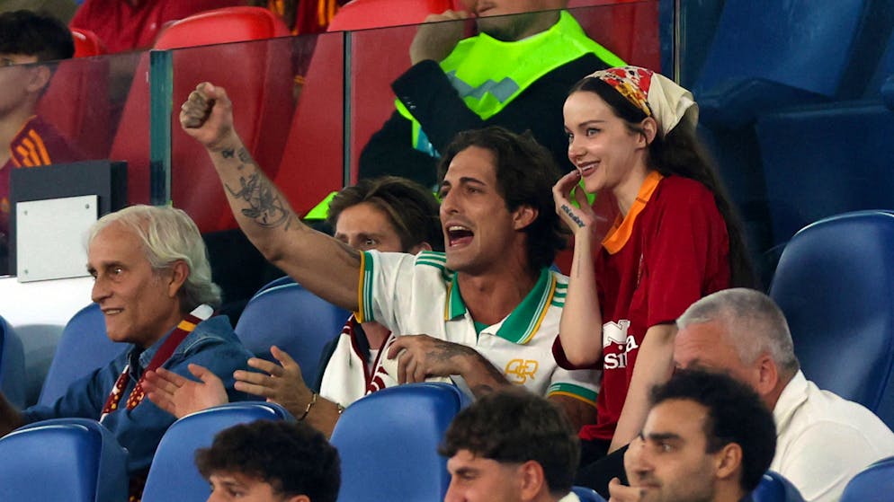 Insieme ad altri VIP. Damiano David con la fidanzata Dove Cameron all'Olimpico per la Roma