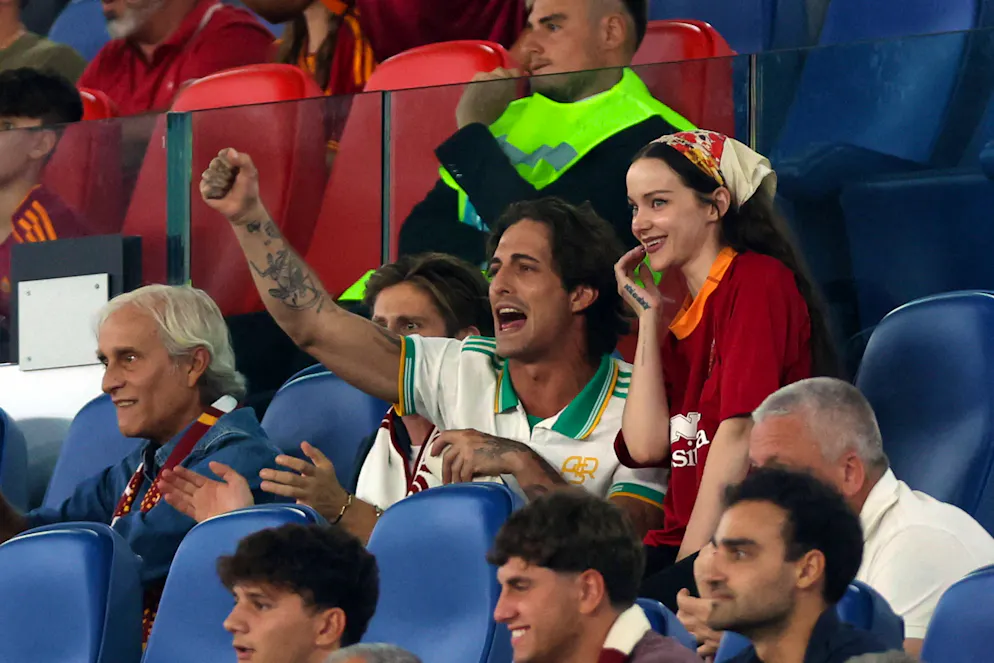 Il cantante italiano Damiano David con la fidanzata, l'attrice americana Dove Cameron, alla partita tra AS Roma e Bologna FC allo Stadio Olimpico del 23 agosto.