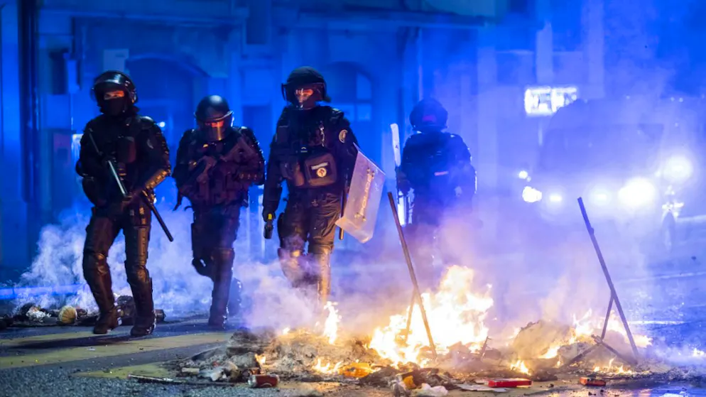 Erneut kommt es in Lausanne zu Ausschreitungen - Gallery. Die Polizei stand am Montagabend in Lausanne erneut im Einsatz.
