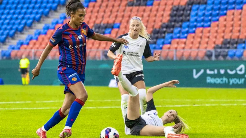 Piubel imposes herself, Schertenleib suffers in Mexico - Gallery. Coumba Sow on the ball during Basel's 2-0 home win against Aarau