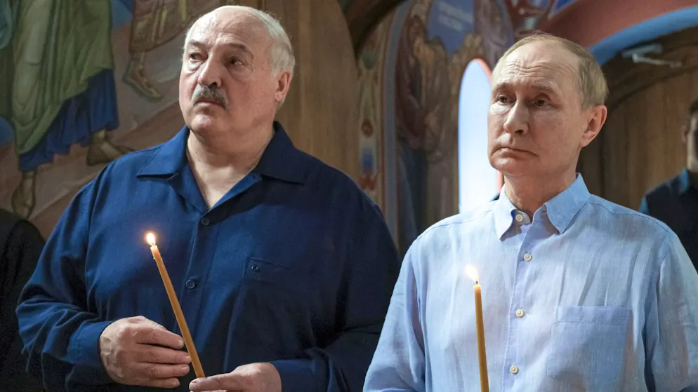 Keine Chorknaben: Alexander Lukaschenko (links) und Wladimir Putin besuchen am 1. August ein Gotteshaus im russischen Walaam.
