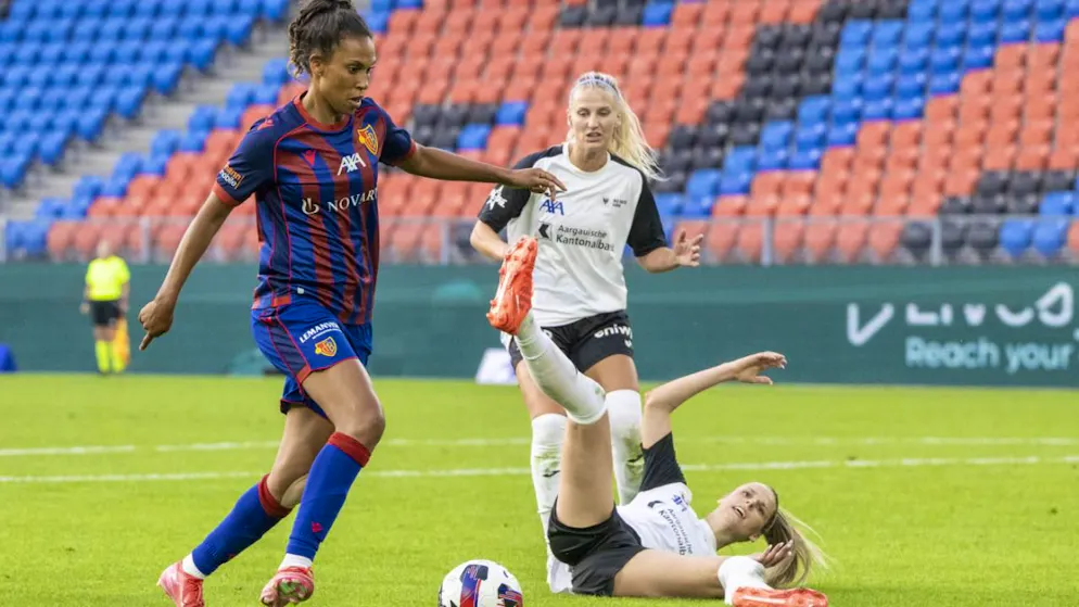 Piubel drängt sich auf, Schertenleib leidet in Mexiko - Gallery. Coumba Sow am Ball beim 2:0-Heimsieg der Baslerinnen gegen Aarau