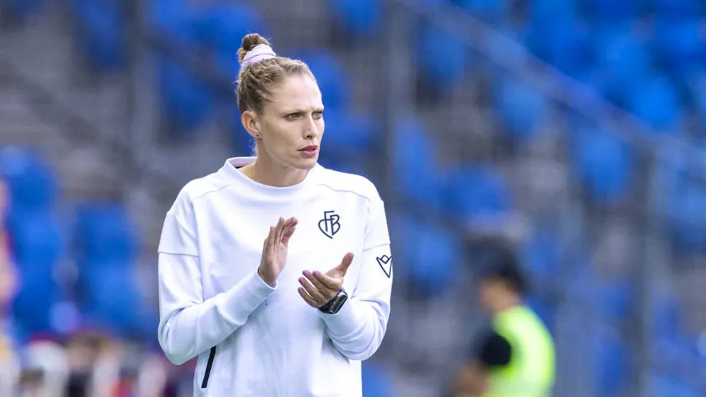 Piubel drängt sich auf, Schertenleib leidet in Mexiko - Gallery. FCB-Trainerin Kim Kulig coacht ihr Team beim Saisonauftakt zum 2:0-Heimsieg gegen den FC Aarau