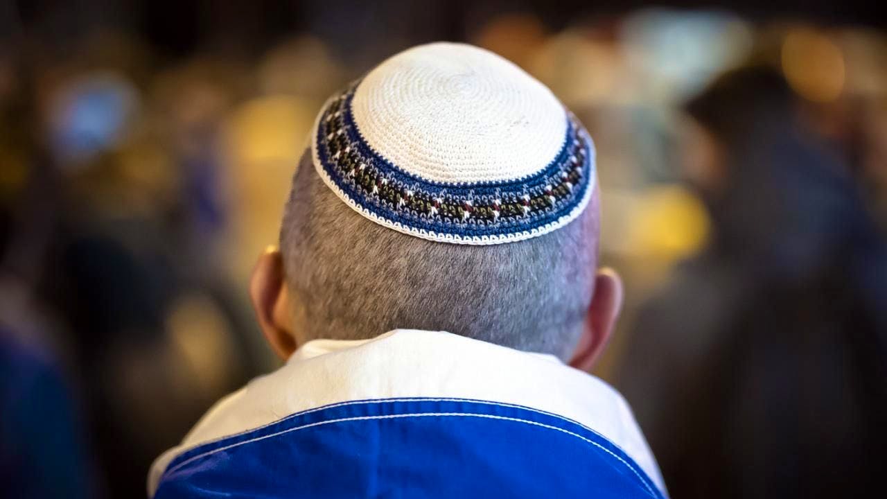 Public service. Report finds gaps in measures against racism