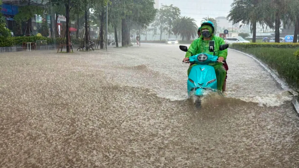 dpatopbilder - Die Straßen der Hauptstadt Hanoi sind nach dem Durchzug des Taifuns «Kajiki» aufgrund starker Regenfälle überflutet. Foto: Hau Dinh/AP/dpa