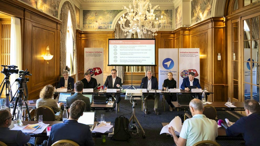 Fredy Gantner (second from left) provides information on the interim status of the Compass Initiative together with members of the initiative committee in Bern on April 29.