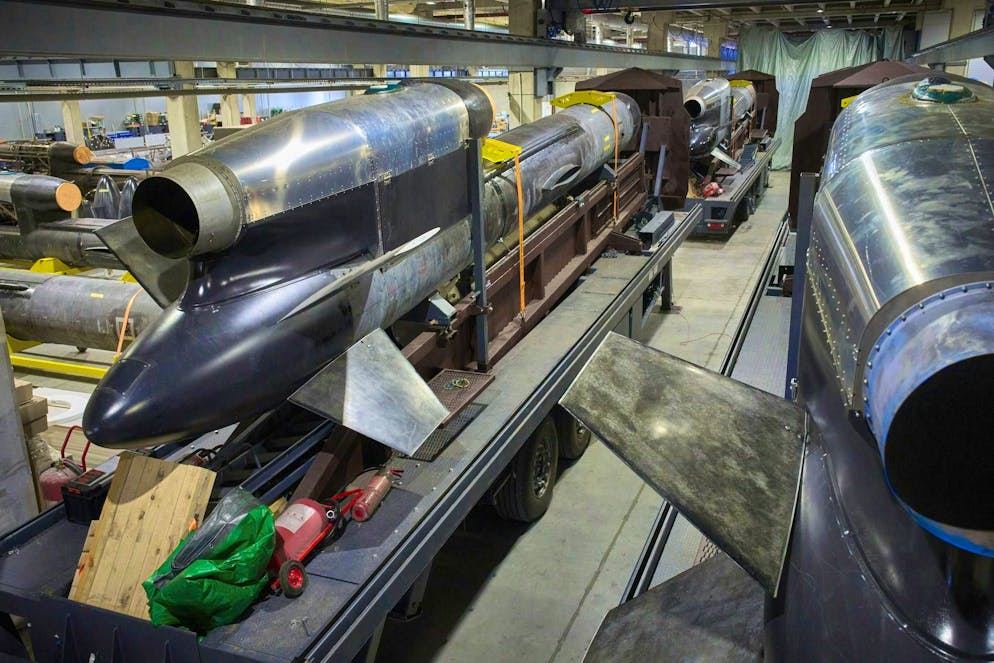 Le FP-5 Flamingo. Actuellement, un "Flamingo" serait construit chaque jour : Rien que sur cette photo, on en voit six exemplaires. A partir du mois d'octobre, il est prévu d'en fabriquer 200 par mois.