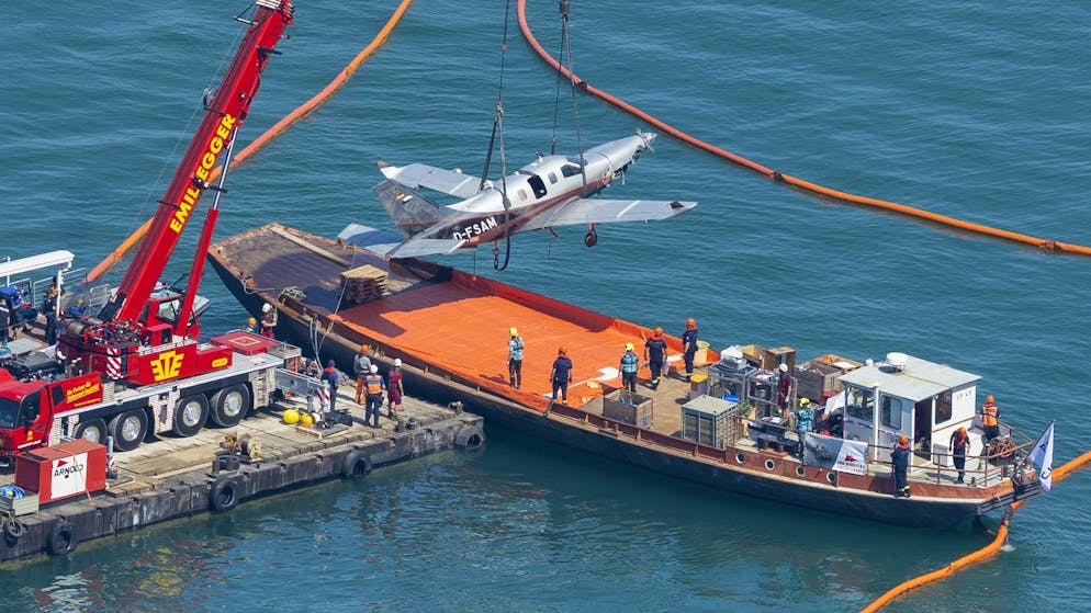Spektakulärer Einsatz. Kran hievt Flugzeug aus dem Vierwaldstättersee – Schiff transportiert es ab