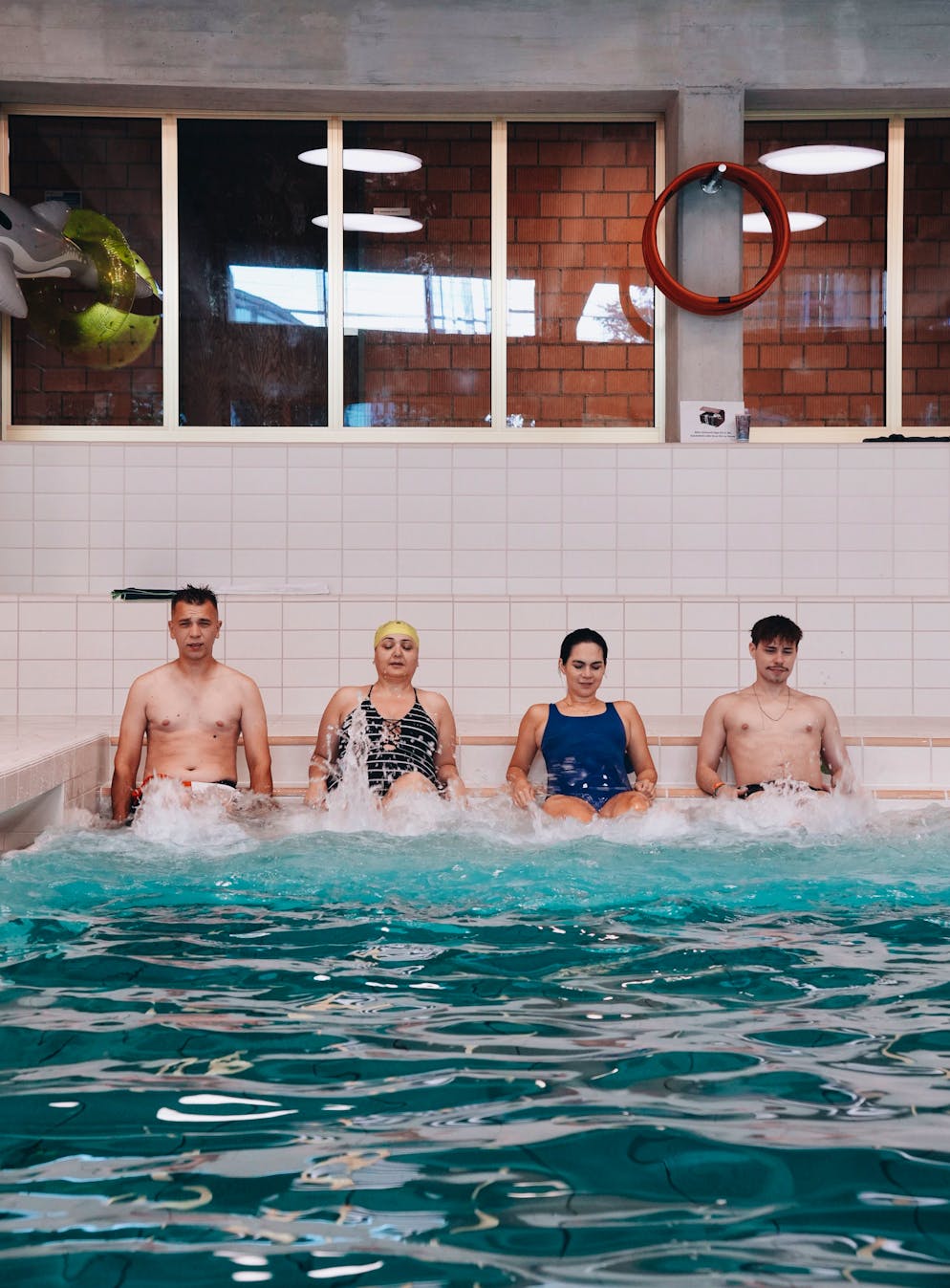 Im Schwimmkurs geht es nicht nur um die richtige Technik, sondern auch darum, Angst zu überwinden.