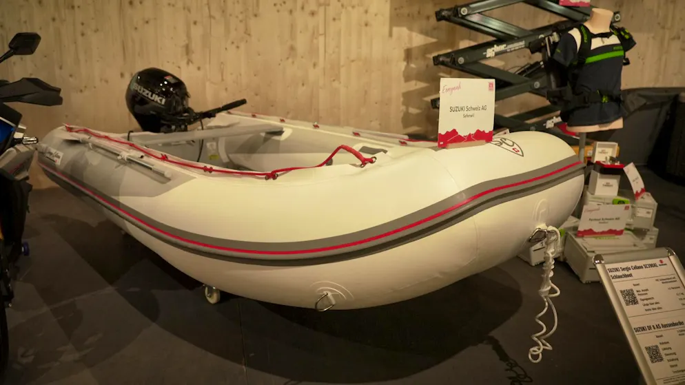 The gift temple at the ESAF - the best prizes. "Ahoy" - which wrestler will soon be cruising around on this boat?