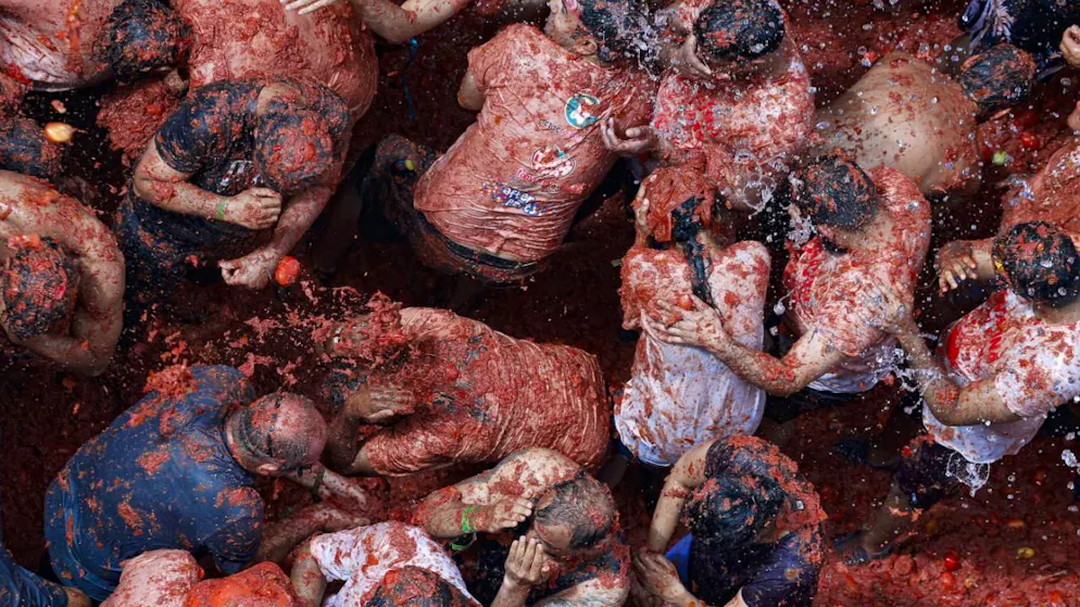 Alle 12.00 in punto, il rintocco delle campane della chiesa principale ha segnato l'inizio della pioggia di "oro rosso" sulla folla di turisti.