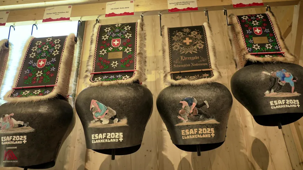 The gift temple at the ESAF - the best prizes. "Bim bam": There are also plenty of cowbells to choose from at the Swiss Wrestling Festival.