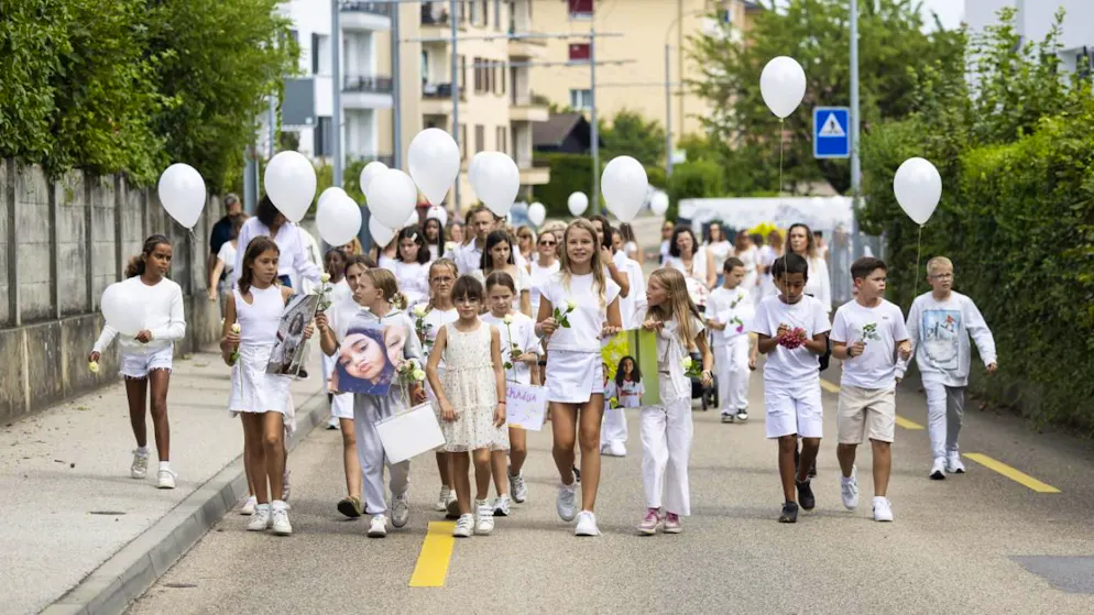 Unter den Teilnehmenden des Trauermarsches in Corcelles NE waren viele Kinder. Sie trugen weisse Luftballons, weisse Rosen und Fotos der Opfer.