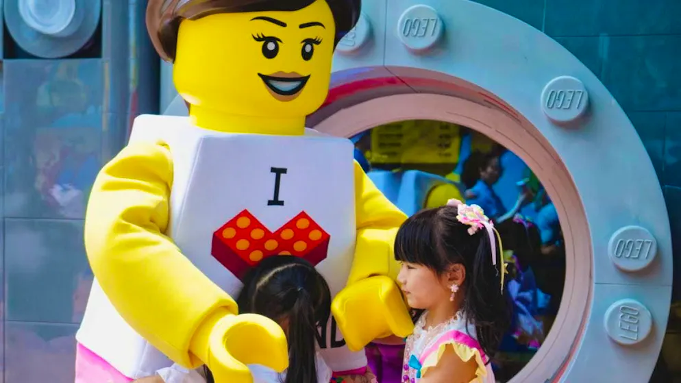 Children hug a mascot of the toy manufacturer at the new Legoland in Shanghai. (archive image)